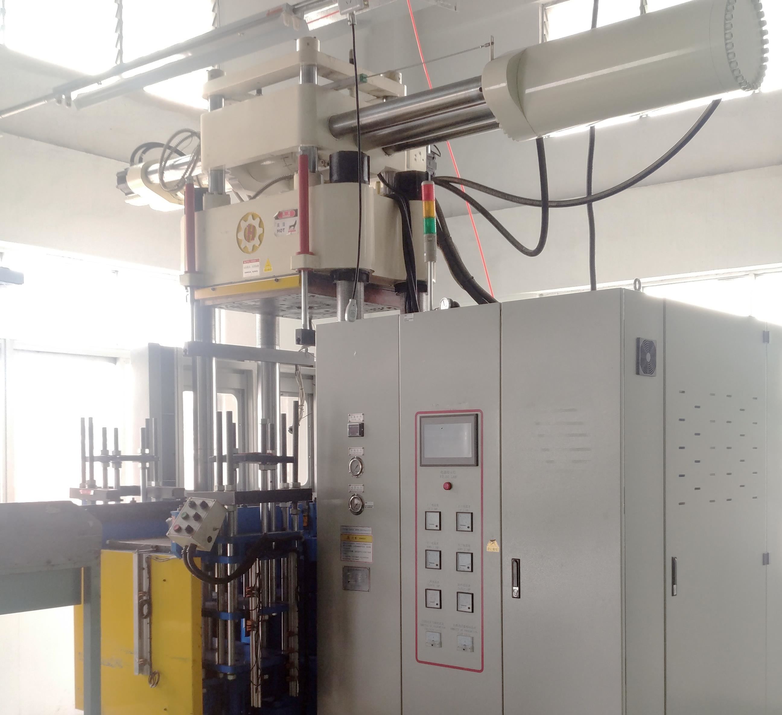 橡膠（jiāo）製品（pǐn）注射機