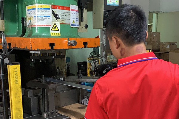 帶你了（le）解高精度針孔微孔加工工藝技術
